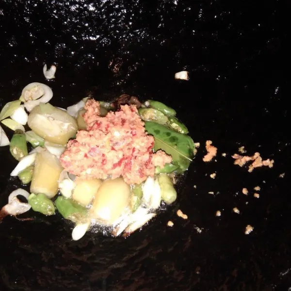 Masukkan bumbu yang sudah dihaluskan lalu tumis dan aduk rata.