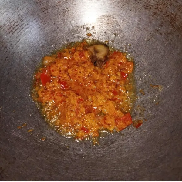 Panaskan minyak, tumis bumbu halus dan lengkuas sampai harum.