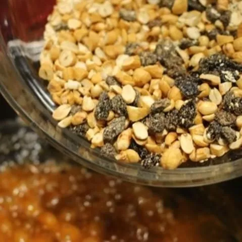 Tuangkan whipping krim ke dalam karamel aduk rata, kemudian campurkan kacang-kacangan ke dalam karamel.