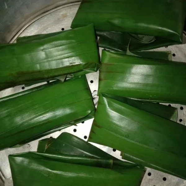 Lalu kukus hingga matang kurang lebih 20 menit. Angkat dan sajikan setelah matang.
