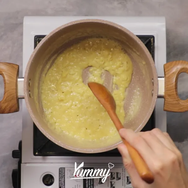 Panaskan mentega, tumis bawang putih hingga harum. Masukkan tepung terigu, aduk hingga berbutir.