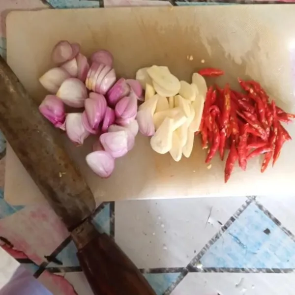 Potong bawang merah, bawang putih, dan juga cabe keriting.