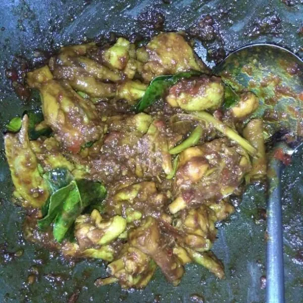 Aduk rata, masak hingga air menyusut dan bumbu meresap, angkat lalu siap disajikan.