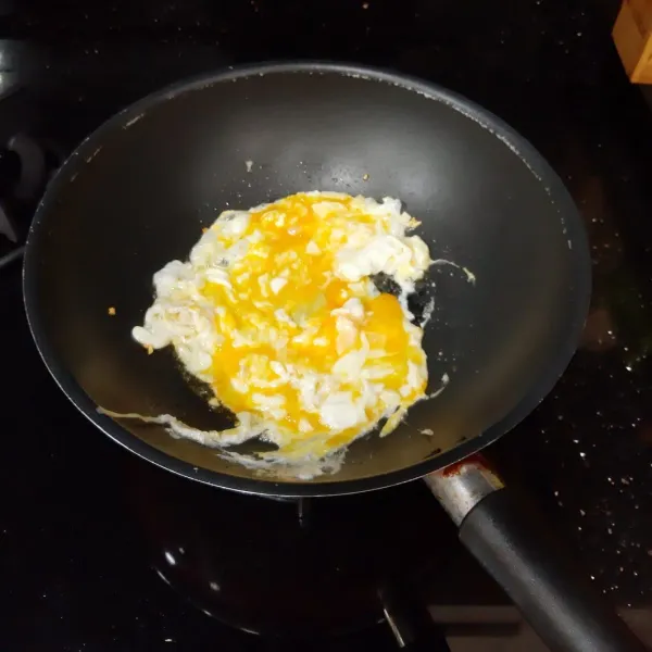 Masukan telur lalu aduk menjadi orak arik.