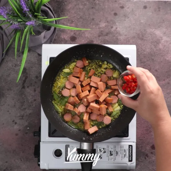 Masukkan bumbu instant salted egg, garam, dan merica, aduk rata.