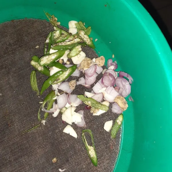 Siapkan bumbu irisan bawang putih, bawang merah, cabai rawit, dan kencur geprek.