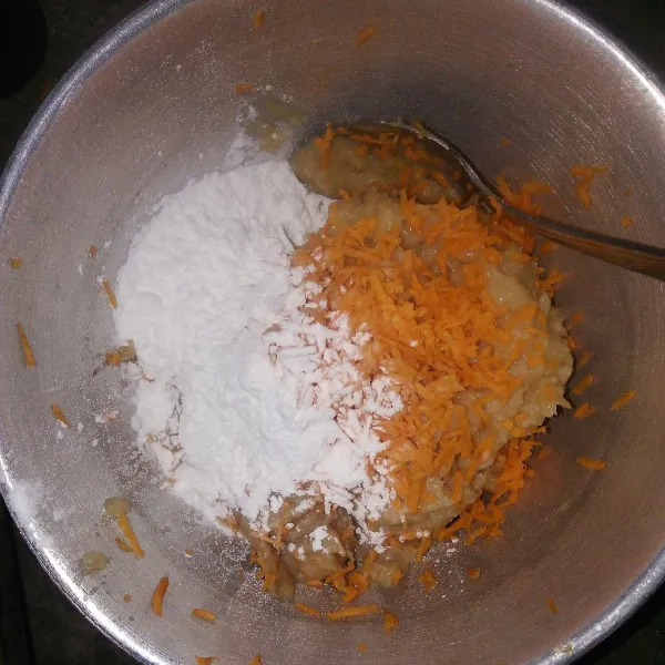 Dalam wadah masukkan daging ayam dan udang kupas yang sudah dihaluskan, kemudian tambahkan tepung tapioka dan serutan wortel.