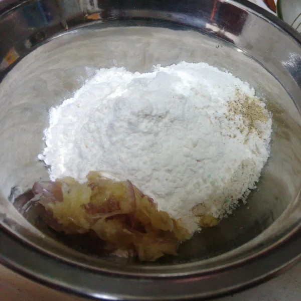 Tempatkan tepung dalam satu mangkuk. Taruh bumbu halus, garam dan merica.