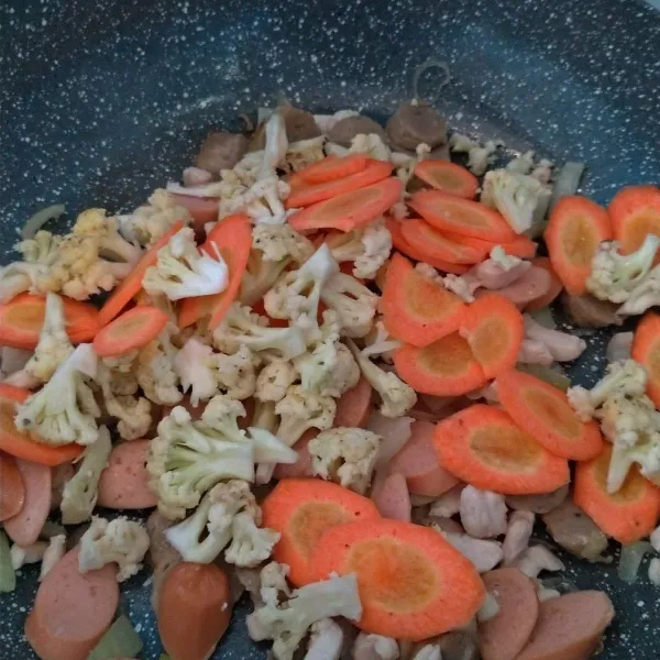 Kemudian masukan wortel dan kembang kol aduk-aduk sampai agak layu.