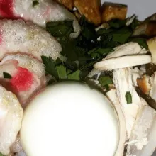 Susun soun, ayam, tahu, telur, seledri dan bawang daun serta bawang goreng disebuah mangkok.