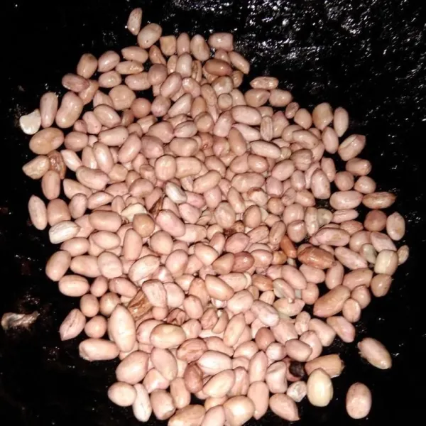 Sangrai 125 gr kacang tanah.