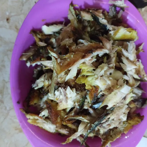 Goreng ikan cue sampai setengah matang, kemudian suwir-suwir daging ikan cue.