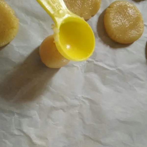 Ambil sedikit adonan bulatkan dan pipihkan dengan jari atau punggung sendok.