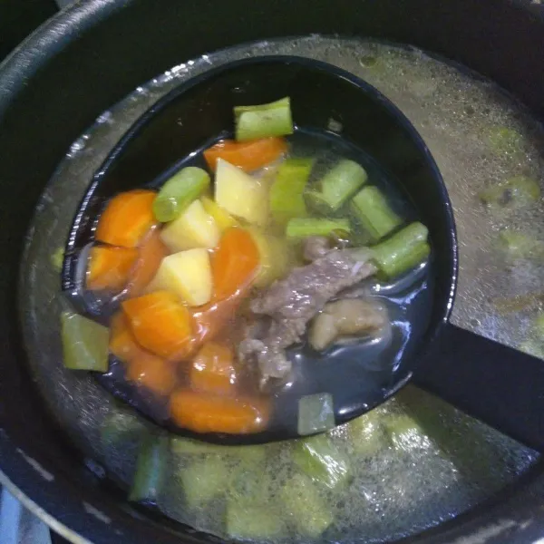 Setelah daging empuk masukan wortel, buncis dan kentang aduk masak sebentar.