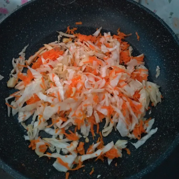 Masukan kol dan wortel masak sampai layu.