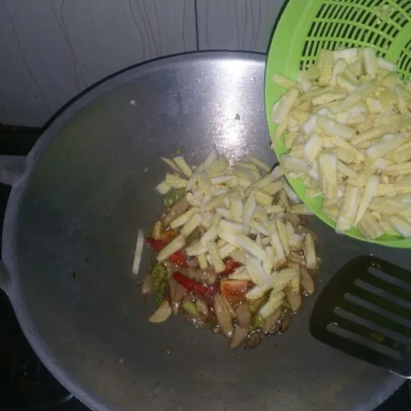 Masukkan putren, aduk rata.