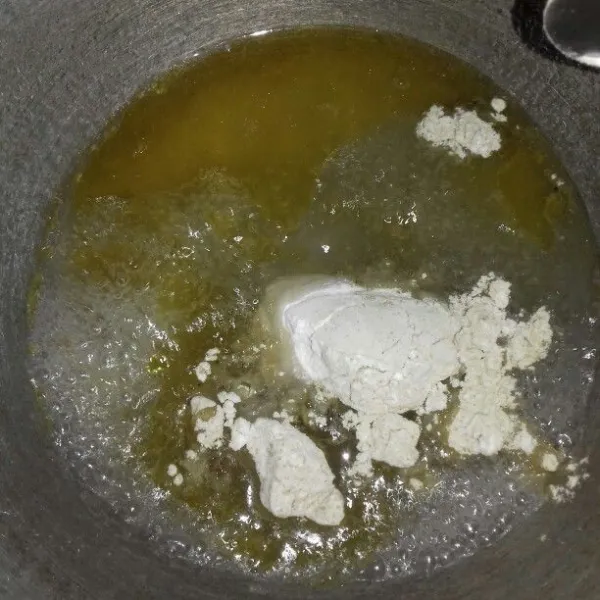 Lalu masukkan tepung ke dalam rebusan air dan butter, aduk rata lalu matikan kompor.