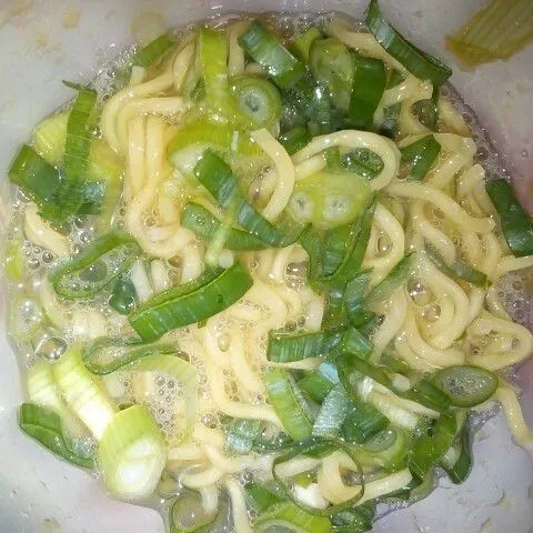 Masukkan mie yang sudah direbus dan daun bawang kedalam wadah yang ada telurnya, beri garam secukupnya lalu kocok sampai merata.