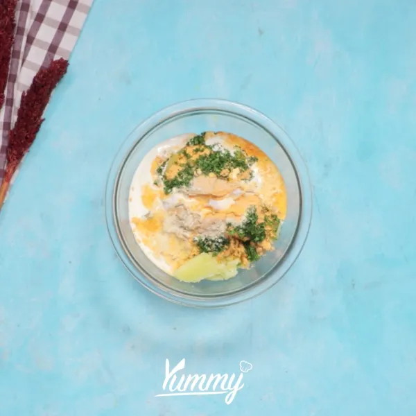 Setelah tercampur rata masukkan adonan kentang ke dalam piping bag lalu potong ujung piping bag dan gunakan spuit bintang.