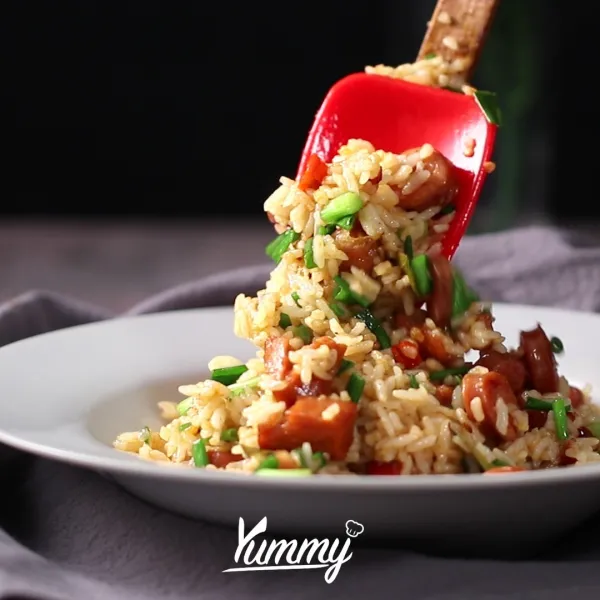 Sajikan nasi goreng spesial dengan tambahan salted egg.