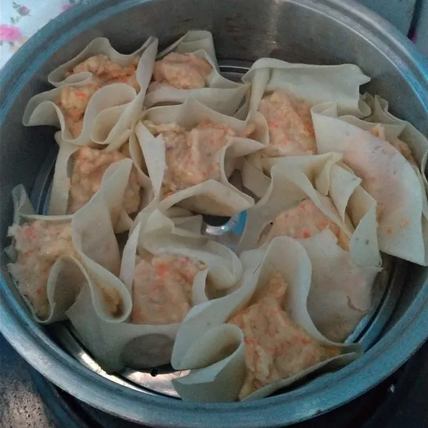 Siapkan kukusan, masukkan adonan ikan ke kulit siomay, lakukan sampai adonan habis. Kemudian kukus sampai siomay matang.