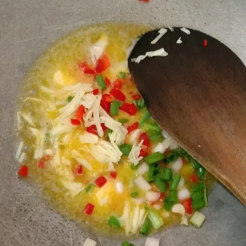 Panaskan margarin, masukkan bumbu bawang putih, cabe merah dan daun bawang, aduk hingga wangi.