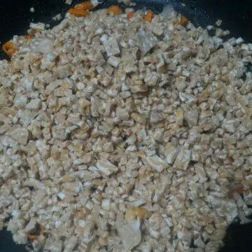 Masukkan tempe dan tumis hingga tempe matang.