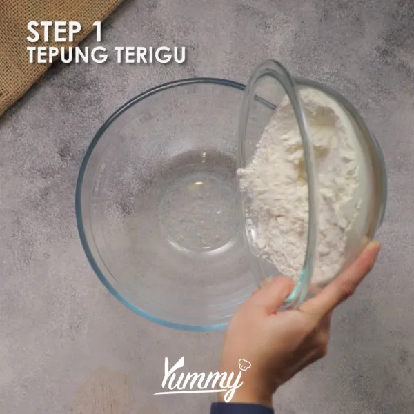 Campurkan tepung terigu, bubuk kaldu, garam, bubuk bawang putih, dan baking powder. Aduk rata.