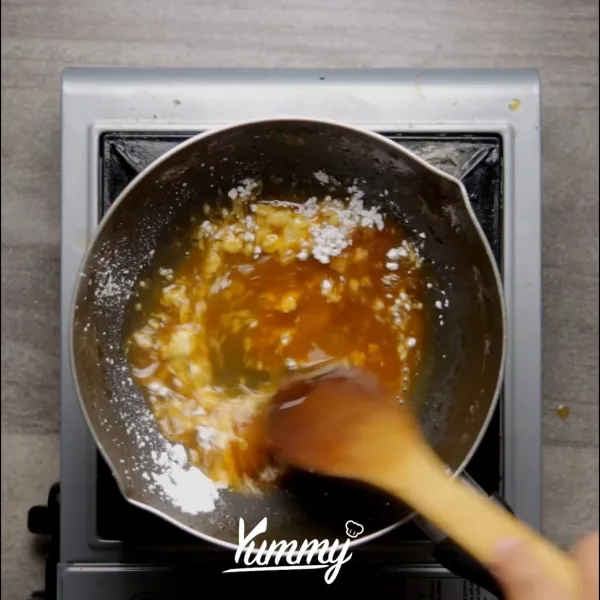 Masukkan tepung tapioka ke dalam sisa air rebusan bengkuang. Aduk rata hingga seperti lem, sisihkan