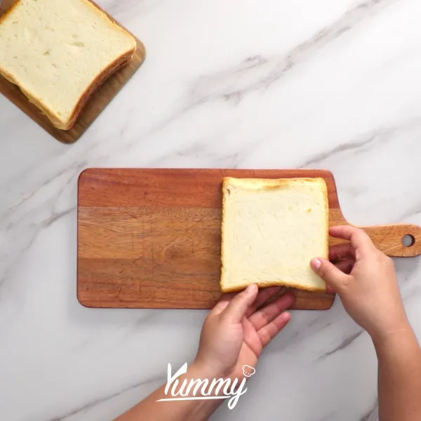 Letakkan keju sliced diatas selembar roti, lalu beri sisa ragout pie.