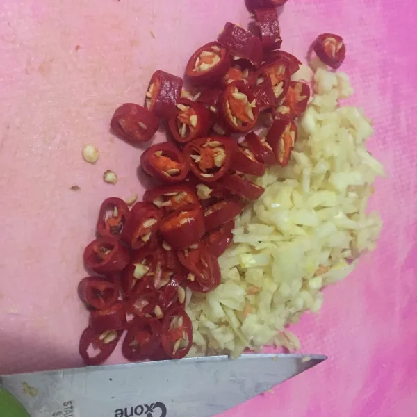 Iris kasar cabe merah dan bawang putih.