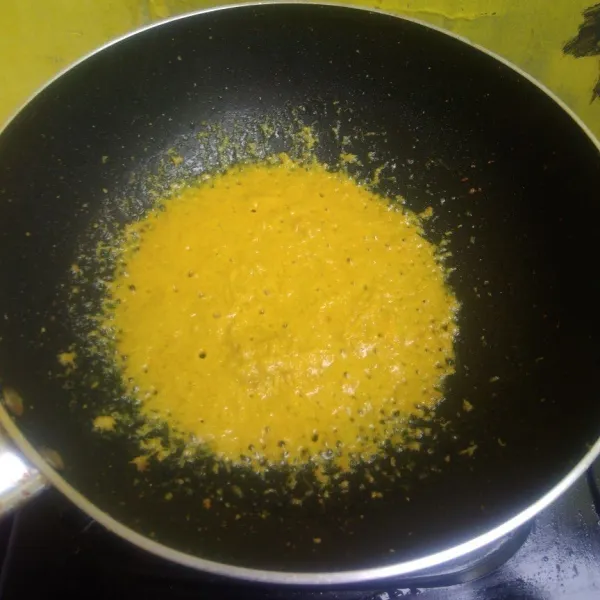 Panaskan minyak, tumis bumbu halus hingga harum dan matang. Tambahkan garam dan gula, koreksi rasa.