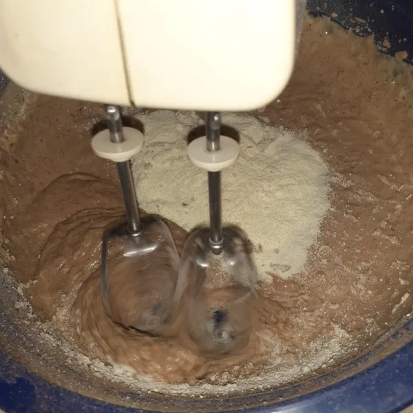 Masukkan susu bubuk, aduk terus.