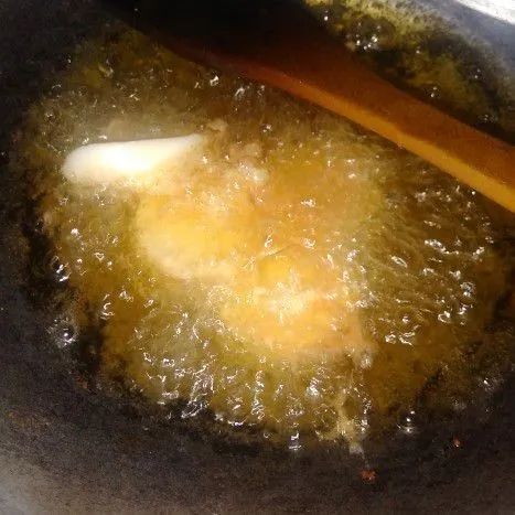 siapkan 1/2 Bks tofu potong bagi 4 celupkan ke kocokan telur goreng hingga kecoklatan