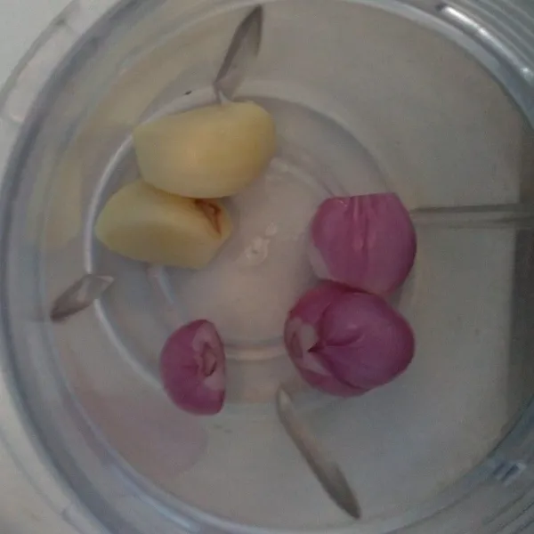 Blender bawang merah dan bawang putih.