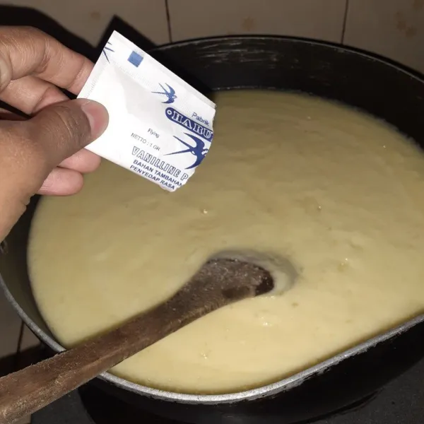 Panaskan wajan, masukkan nanas yang sudah haluskan tadi, tambahkan vanili bubuk, lalu aduk.