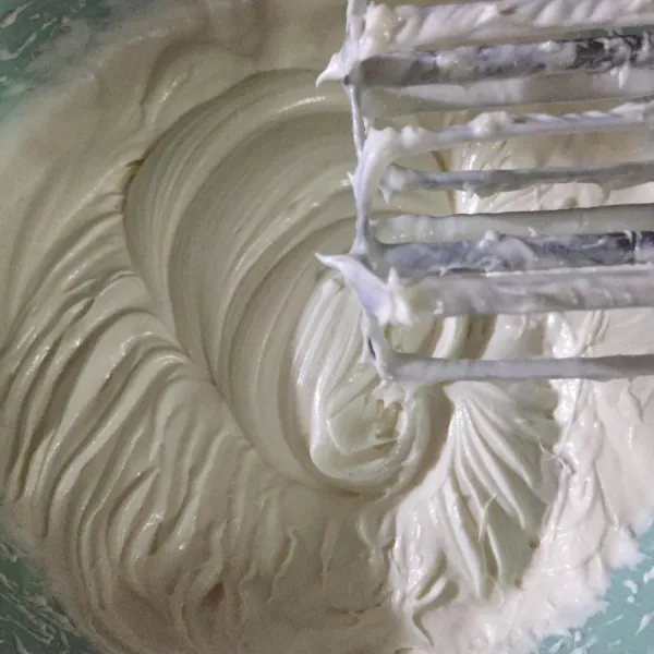Kocok whipped cream yang ditambahkan air es, lalu masukkan cream cheese dan cream dari biskuit oreo yang dipisahkan. Kocok lagi menggunakan mikser, lalu tambahkan gula halus. Kocok hingga kaku, sisihkan.