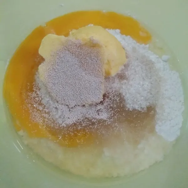 Masukkan tepung terigu, gula pasir, fermipan, telur, margarin, dan ragi ke dalam wadah.