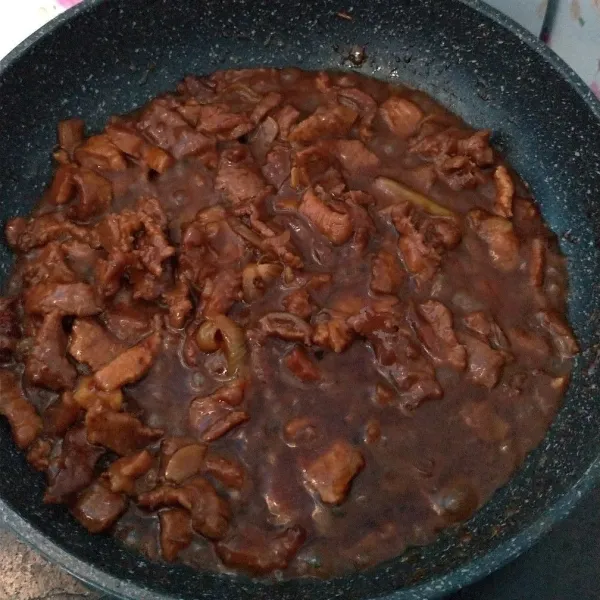 Beri sedikit air kemudian masak sampai bumbu meresap dan matang. Tumis daging BBQ siap disantap.