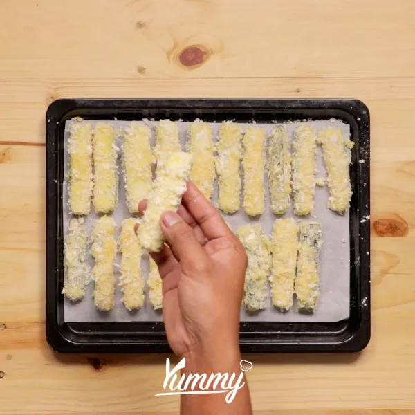 Letakkan zucchini yang telah terbalur tepung roti di atas tray yang telah dialasi dengan baking paper. Setelah itu oven dengan suhu 200 C selama 40 menit hingga matang. Setelah itu angkat dan dinginkan.