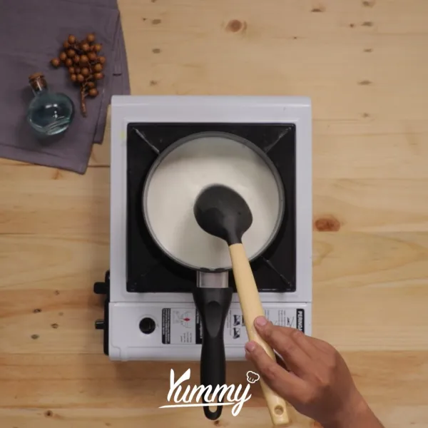 Campurkan susu cair, gula, tepung maizena dan susu kental manis lalu aduk hingga rata.
