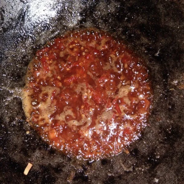 Tumis bumbu hingga harum tambahkan gula, lada, dan saus tiram.