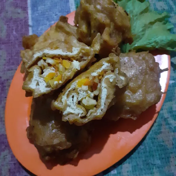 Celupkan dalam adonan dan goreng tahu hingga kriuk.