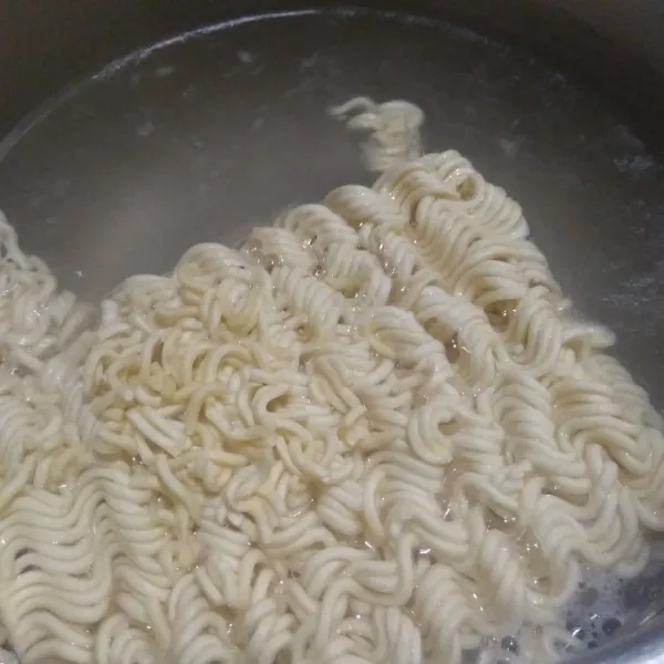 Rebus mie hingga empuk, angkat dan tiriskan.