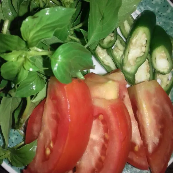 Siapkan kemangi, cabe besar iris, dan tomat yang sudah dipotong 6 bagian.