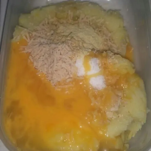 Masukkan telur, aduk semua bahan sampai tercampur dan membentuk adonan.