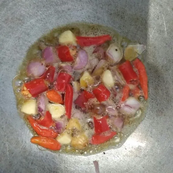 Goreng bawang merah, bawang putih, cabai merah, cabai rawit, dan kemiri sampai layu.