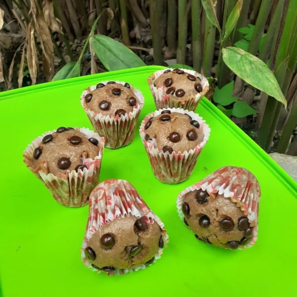 Keluarkan muffin dari cetakan dan sajikan.