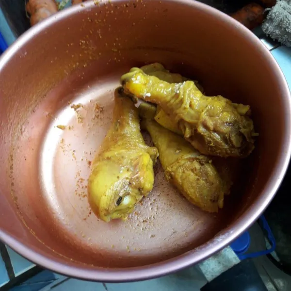 Cuci bersih daging ayam lalu ungkep dengan bumbu instan ayam goreng sekitar 15menit .