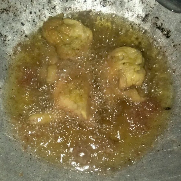 Goreng ayam diminyak yang sudah panas. Setelah ayam setengah matang masukkan bumbu sisa ungkepan tadi. Goreng bersamaan hingga kuning keemasan.